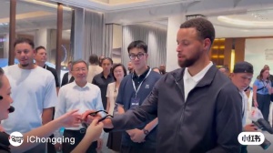 乐鱼体育-库里试戴实时翻译眼镜 不断感叹：太疯狂了