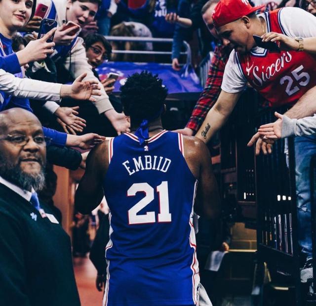 乐鱼体育-匿名高管相信恩比德不会申请离队：他是利拉德一派